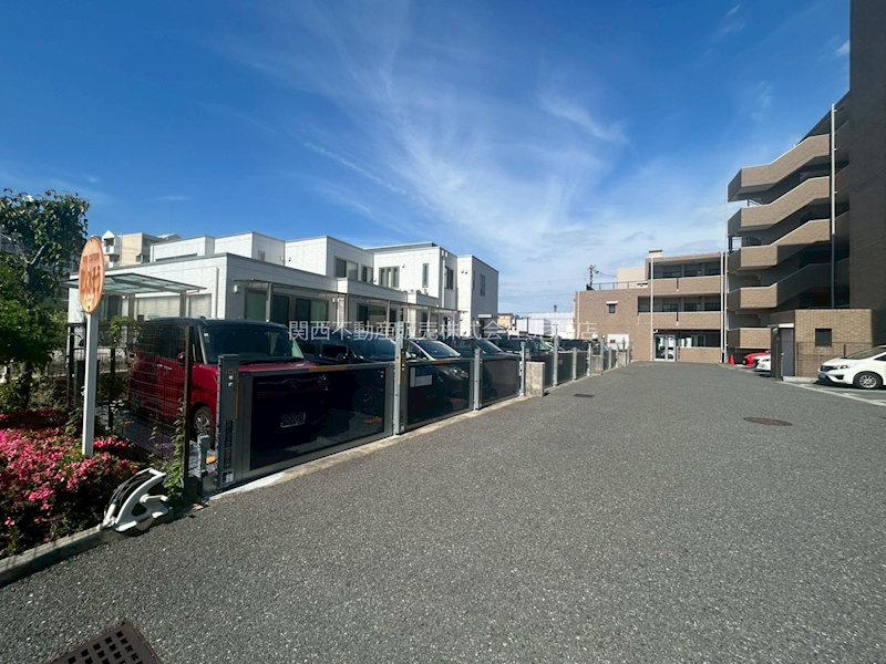ロイヤルシャトー伊丹行基 交通機関を利用する方にも、車をお持ちの方にも便利な環境が整っています。