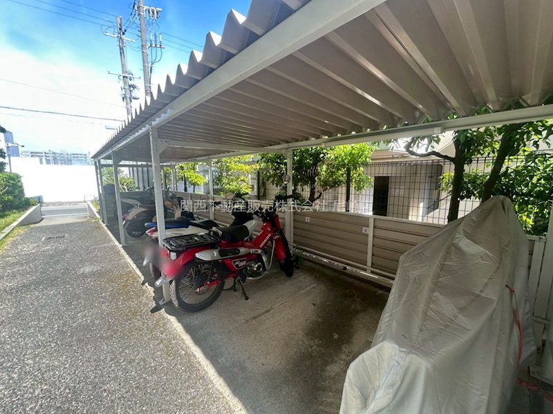 ロイヤルシャトー伊丹行基 本マンションにはバイク置き場もございますので、バイクをお持ちの方でも安心！