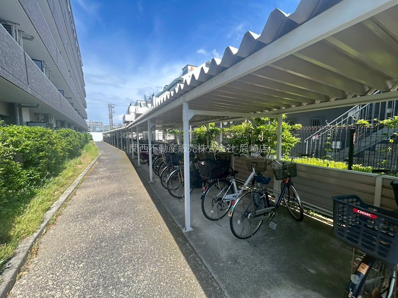 ロイヤルシャトー伊丹行基 駐輪場には屋根もございますので、雨にも濡れません。