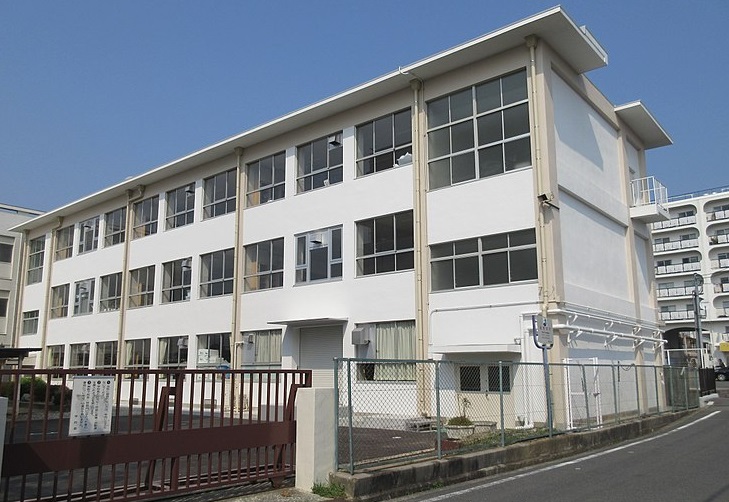 ロイヤルシャトー伊丹行基 伊丹市立西中学校