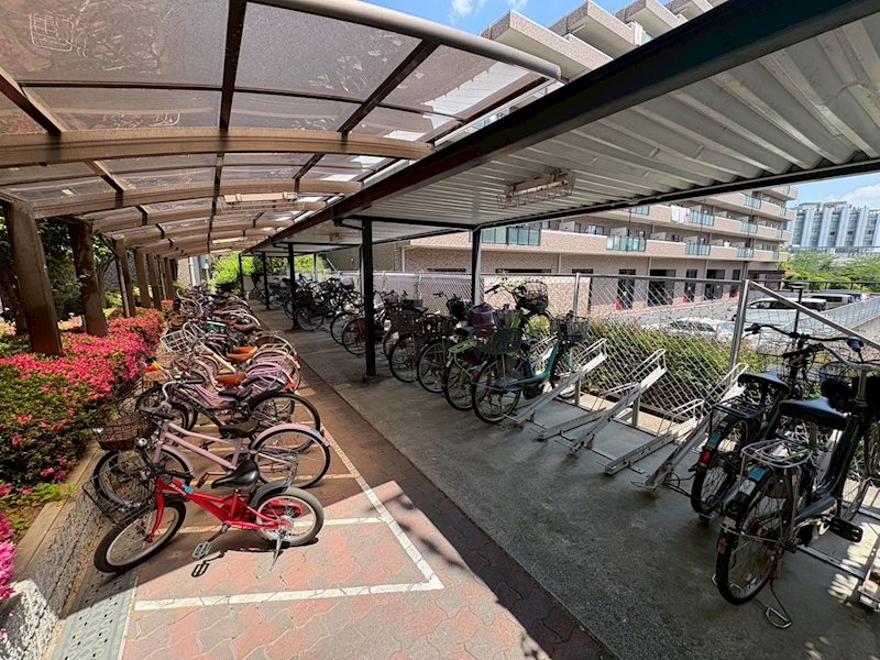 ローレルコート北千里  屋根付き駐輪場を完備♪大切な自転車も雨から守れます。
