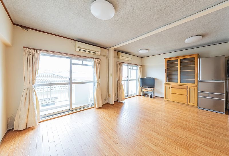 【CASA】高槻ファミリーハイツB棟≪即日内覧可能、リフォームプランご提案します！≫ 南向きバルコニーに面したLDK。外から爽やかでやわらかな風と光をたっぷりお部屋に取り込み、明るく開放的な空間を演出します。