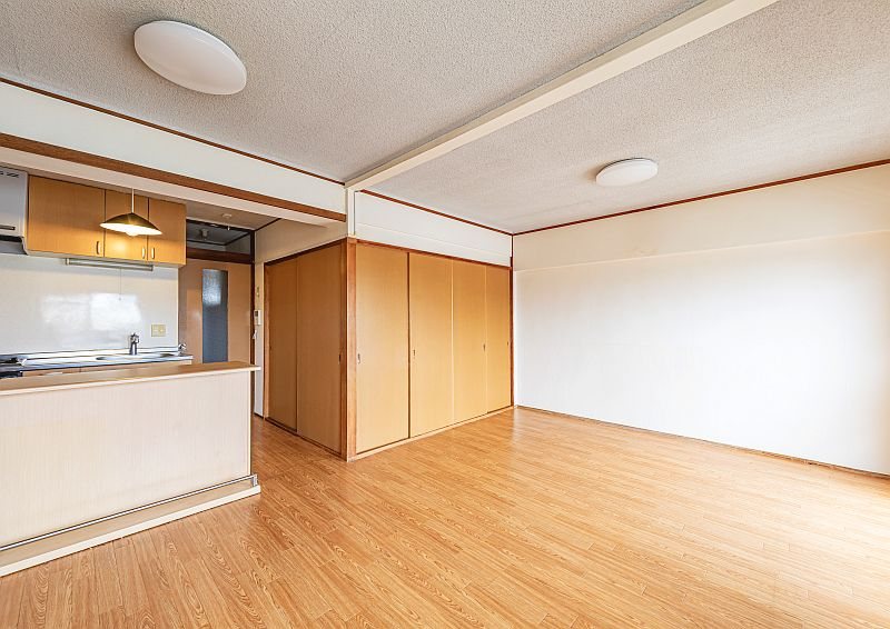 【CASA】高槻ファミリーハイツB棟≪即日内覧可能、リフォームプランご提案します！≫ 約16帖の広々LDK、家具家電を設置しても十分な解放感がございます。