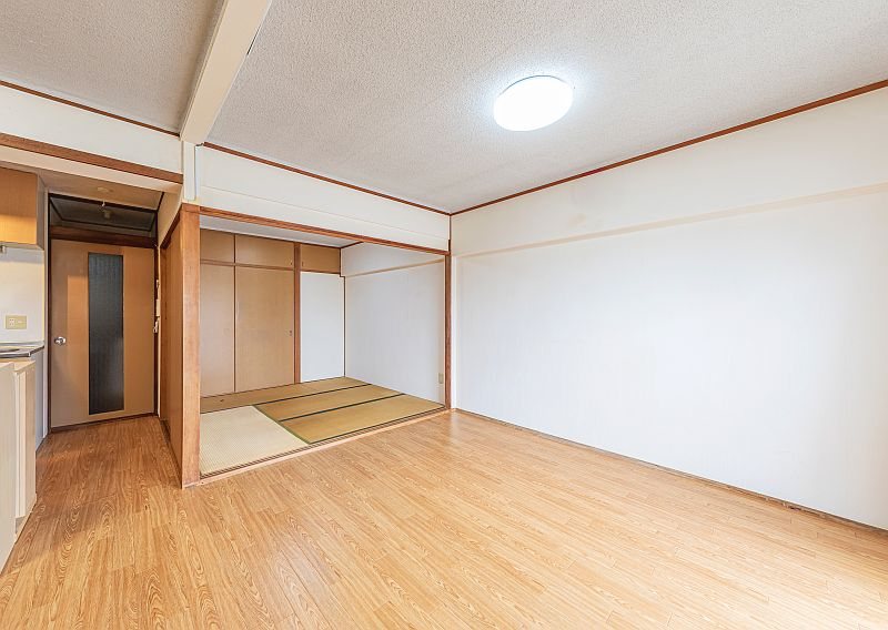 【CASA】高槻ファミリーハイツB棟≪即日内覧可能、リフォームプランご提案します！≫ 和室の仕切り戸を開けて一つの空間としても利用することができ、ライフスタイルや用途に合わせて活用していただけます。