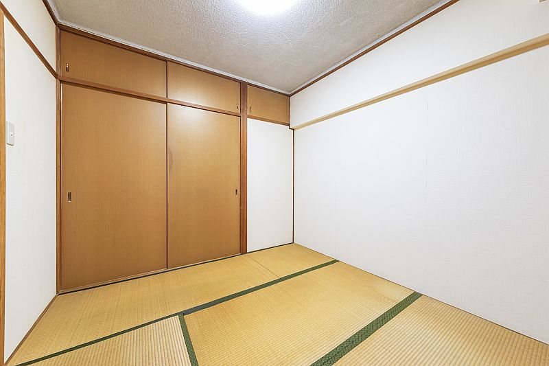 【CASA】高槻ファミリーハイツB棟≪即日内覧可能、リフォームプランご提案します！≫ リビングに隣接する和室。来客用のお部屋としても、家事の合間に足をのばしてひと休みするスペースとしても使えます！