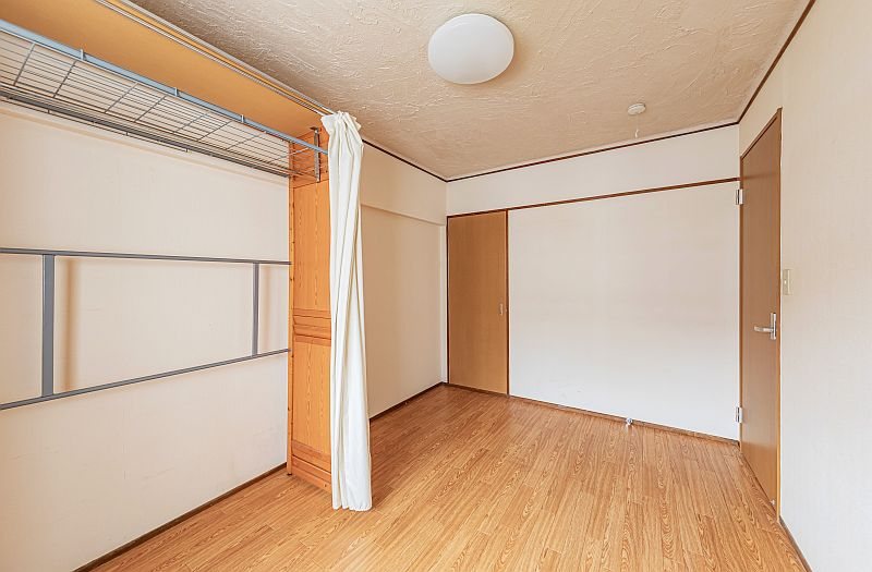 【CASA】高槻ファミリーハイツB棟≪即日内覧可能、リフォームプランご提案します！≫ お子様あこがれ!はじめてのマイルーム！クローゼット付きですので、大切な衣類やお荷物もすっきり収納していただけます。