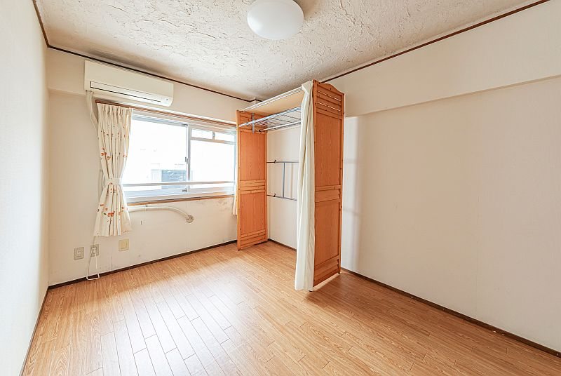 【CASA】高槻ファミリーハイツB棟≪即日内覧可能、リフォームプランご提案します！≫ 約6帖の洋室は使い勝手がよく、自由度の高い家具の配置が叶うシンプルな空間です。