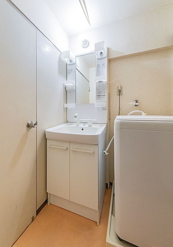 【CASA】高槻ファミリーハイツB棟≪即日内覧可能、リフォームプランご提案します！≫ 白を基調とした清潔感のある洗面所。足元に収納がございますので、洗面用具や掃除用具をしっかり収納できます。