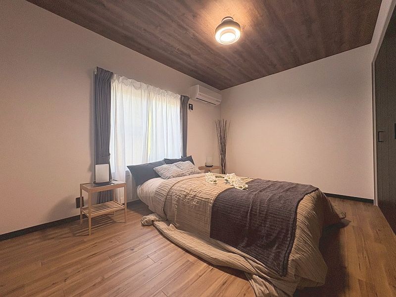 【CASA】メゾン高槻2号棟 6帖の居室。あたたかみのある木目の床で安らぎの空間。