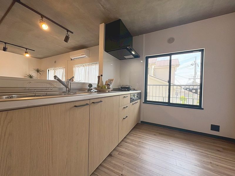 【CASA】メゾン高槻2号棟 窓があることでキッチンもとても明るいです。