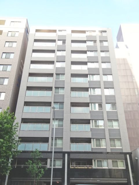 プレミスト京都烏丸通 都市の洗練を纏う、モダンなデザインのマンション。明るい空が映える、開放感のある住まいです。