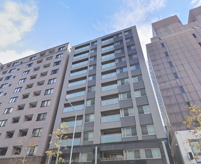 プレミスト京都烏丸通 洗練された外観デザインが目を引くマンション。都市生活に馴染む佇まいが魅力的です。