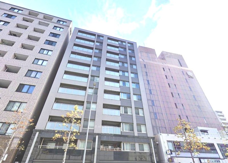 プレミスト京都烏丸通 都市の洗練を感じさせる外観デザインのマンション。通勤・通学に便利なロケーションで、豊かな暮らしをサポートします。
