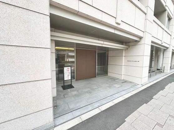 プレミスト京都烏丸通 落ち着いた色合いの外壁が印象的なエントランス。日々の暮らしを彩る、洗練された空間がお客様をお迎えします。