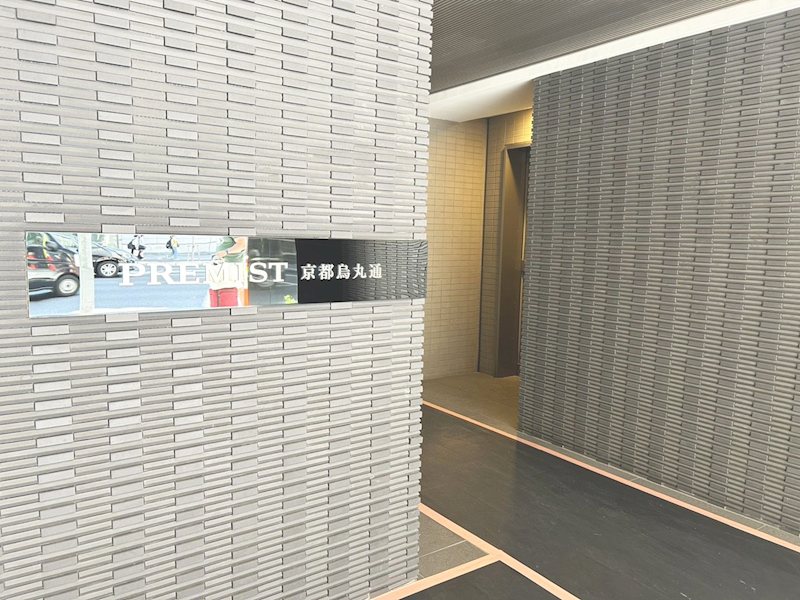 プレミスト京都烏丸通 建物の品格を物語るエントランス。洗練されたデザインが、住まう方の日常を上質に演出します。
