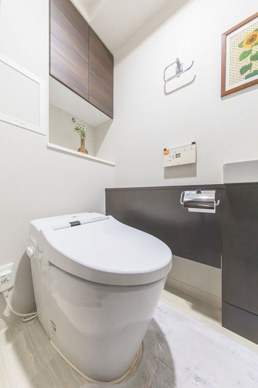 プレミスト京都烏丸通 機能的な設備と、木目調の収納が調和したモダンなトイレ空間。清潔感あふれる空間で、日々の生活を快適にサポートします。