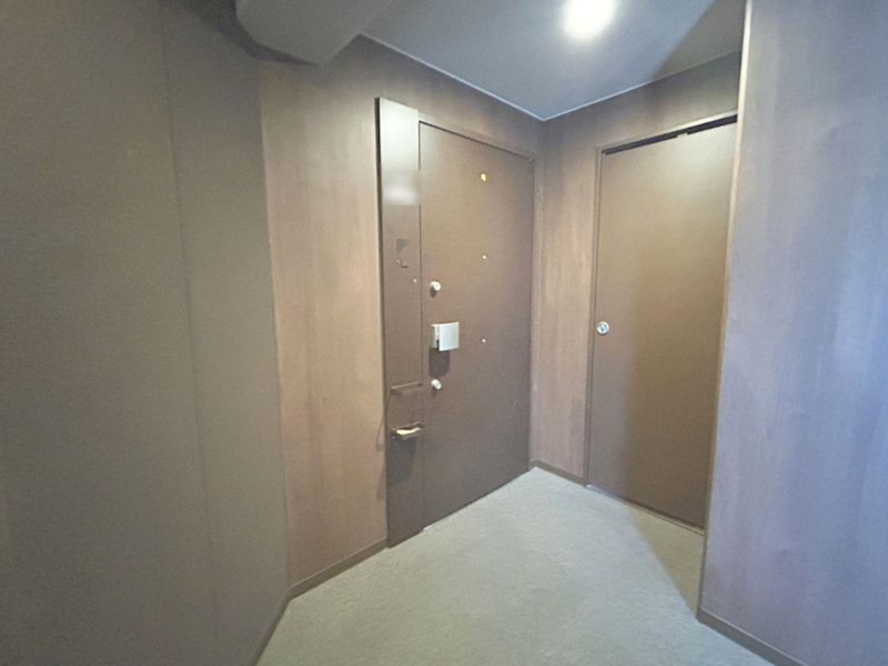 プレミスト京都烏丸通 お部屋の入口は落ち着いた色合いで統一され、ゆったりとした空間が広がります。プライバシーに配慮された設計です。