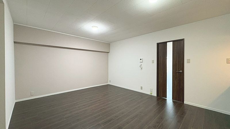 【CASA】春日丘グリーンハイツB棟 長方形のリビングは家具配置がしやすい造りです。