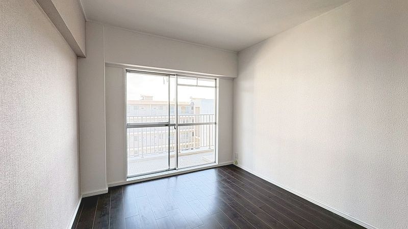 【CASA】春日丘グリーンハイツB棟 6.2帖の居室は、南向き。窓からたっぷりと光を取り込み解放感がございます。