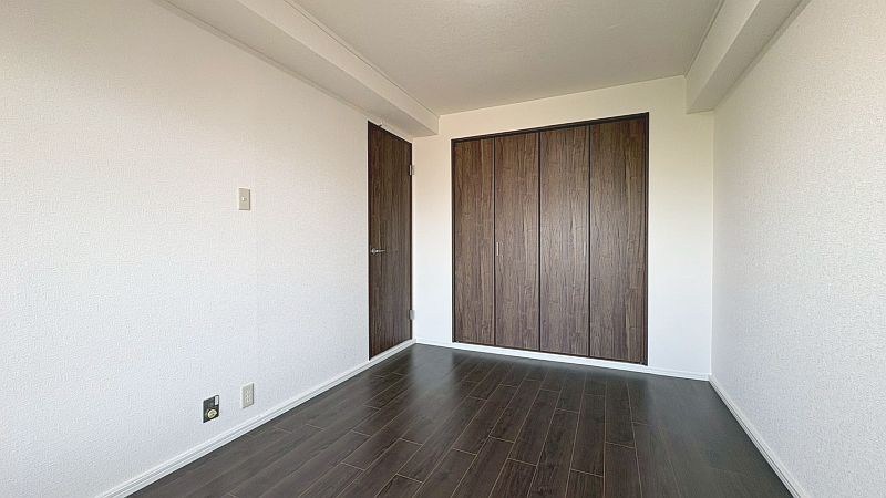 【CASA】春日丘グリーンハイツB棟 6.4帖の居室は大き目のクローゼットを設けており、お部屋を広くお使いいただけます。