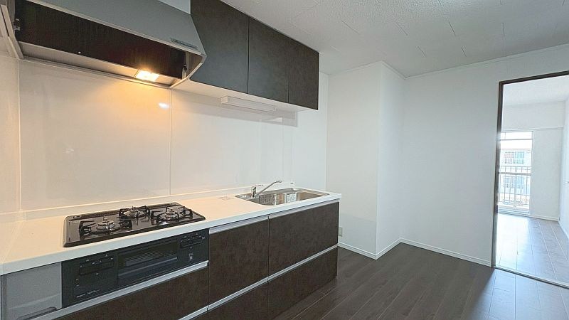 【CASA】春日丘グリーンハイツB棟 壁付けキッチンはお料理に集中できます。