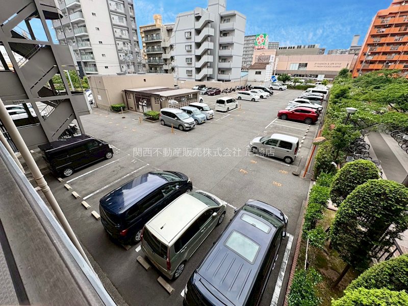パルクメゾン千舟公園 マンション敷地内に駐車場あり。日々の外出や車移動もスムーズに行えます。空き状況につきましては、管理会社へ要確認となりますので、お問い合わせください。