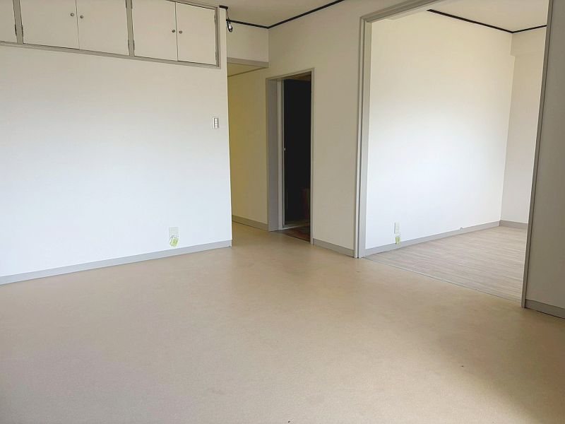 【CASA】ネオライフマンション高槻 リビングには常備収納がございますので、お部屋を広く使用できます！