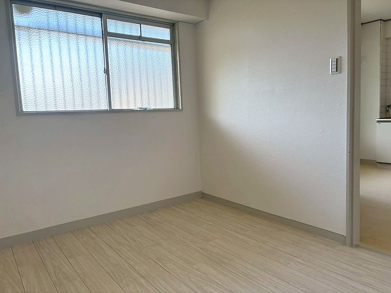 【CASA】ネオライフマンション高槻 リビングに隣接する洋室は落ち着いたカラーリングが安らぎの空間を演出します。