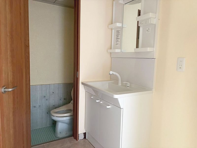 【CASA】ネオライフマンション高槻 白を基調とした洗面台。足元には収納スペースがございます！
