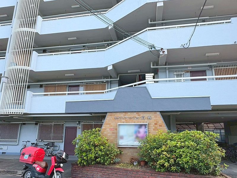 【CASA】ネオライフマンション高槻 落ち着いた外観のマンションで、周辺環境にもよく馴染む住みやすい物件です。