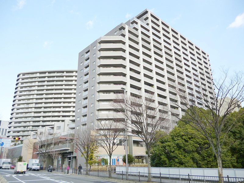 千里中央駅徒歩4分の好立地。12階部分・収納豊富な間取りです。コンシェルジュやジム等、共用施設も非常に充実。室内清掃済みで大変綺麗ですので、ぜひ現地でゆとりある間取りをご体感ください。