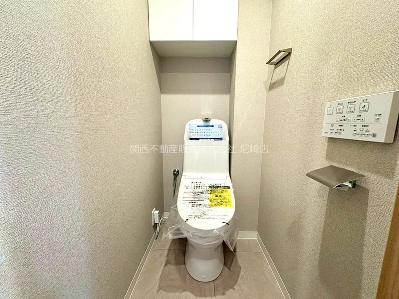 エンゼルクレッセ西難波 収納スペースがございますので掃除用品やトイレットペーパーをすっきりと収納できます。