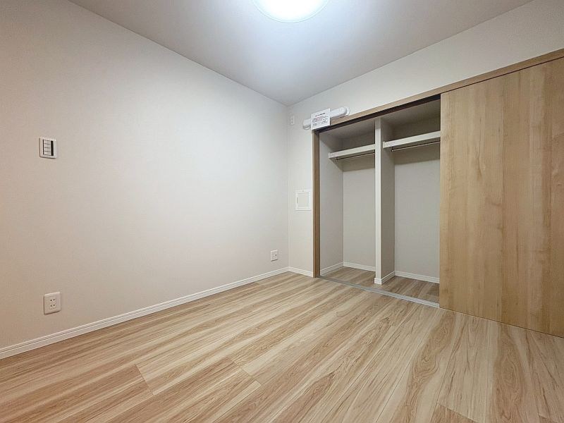 【CASA】さんくれーる茨木C棟 4.5帖の居室はドアを開けますとリビングと繋がった空間になります。
