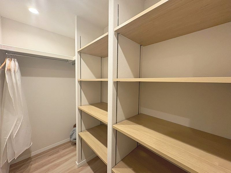 【CASA】さんくれーる茨木C棟 ファミリークローゼットがございます！衣服だけでなく季節家電なども収納可能です。
