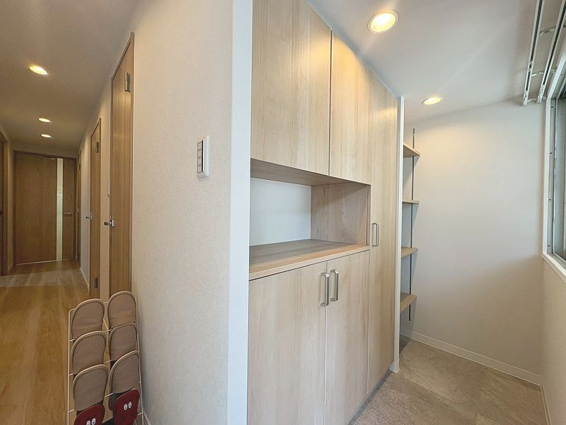 【CASA】さんくれーる茨木C棟 エントランス部分が広く、シューズボックスだけでなく可動棚もございますので靴以外のものも収納できますね。