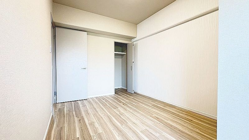 【CASA】グラン・ドムール茨木 5.8帖の居室。各居室に収納を設けておりますので、どの部屋をお使いいただく方も心配要りません。