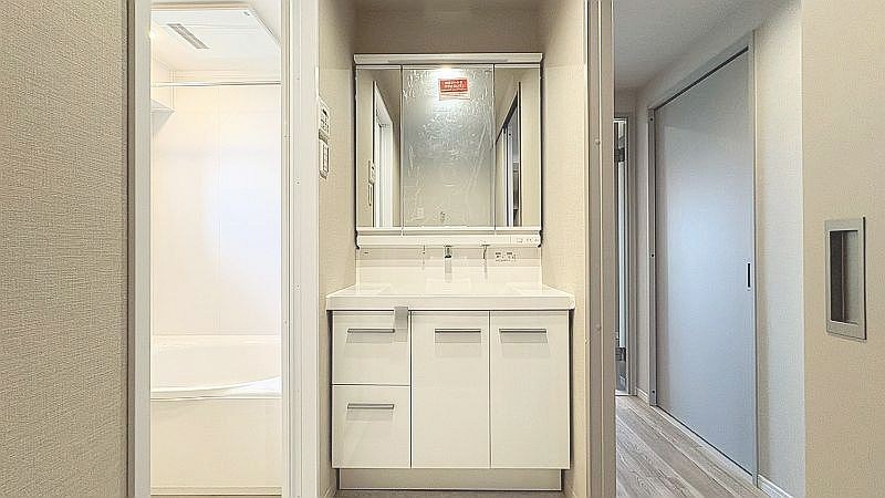 【CASA】グラン・ドムール茨木 三面鏡は身だしなみチェックの他、鏡裏に収納もでき、洗面スペースをスッキリさせられます。
