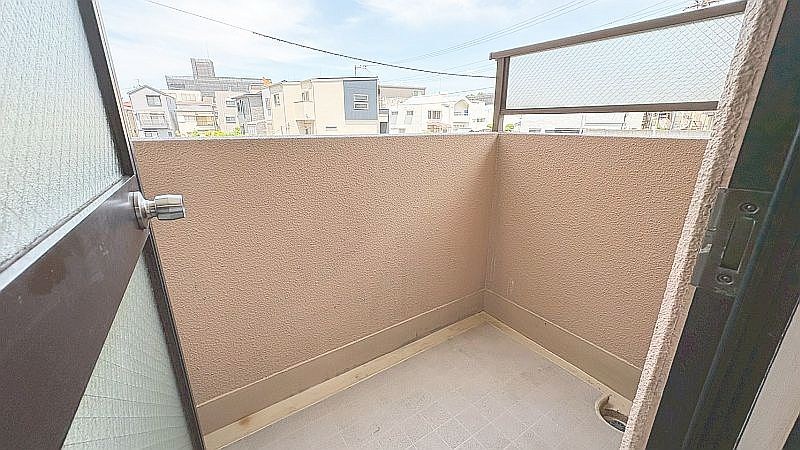 【CASA】グラン・ドムール茨木 キッチン横には、サービスバルコニーがございます。アウトドア用品や、生活ごみを外で保管できるなど便利です！