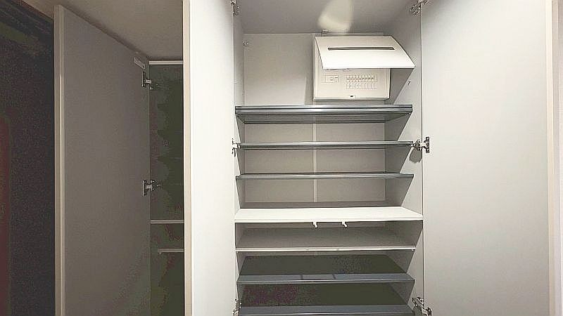 【CASA】グラン・ドムール茨木 収納力豊富なシューズボックス付き。ご家族の散らかりがちな靴をスッキリ収納。
