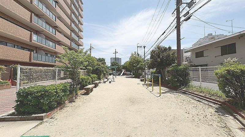 【CASA】グラン・ドムール茨木 公園があり、休日はお出かけをしなくても親子で体力づくりができそうです。