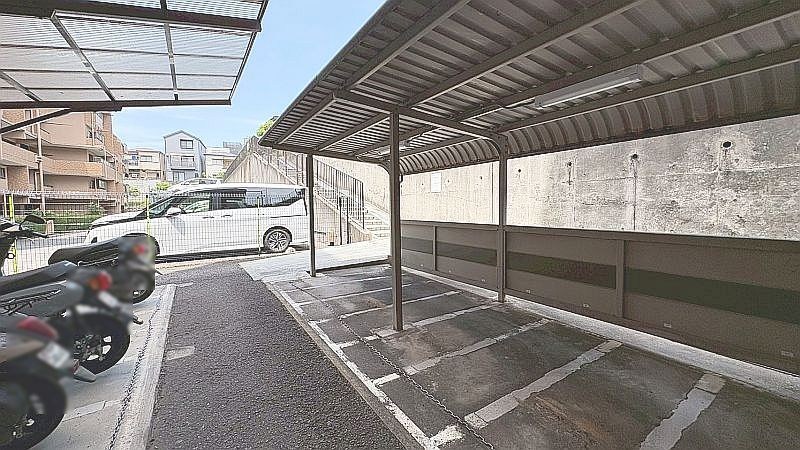 【CASA】グラン・ドムール茨木 バイク置き場もございます。マイバイクをお持ちの方も安心の屋根付き！空き情報は担当まで。