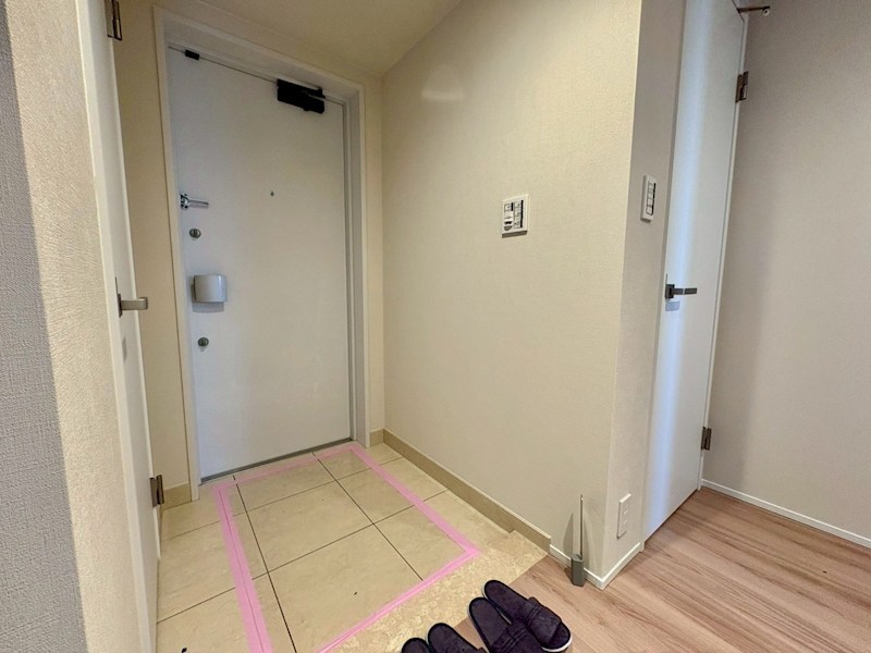 さきタワー・サンクタス尼崎駅前 いつも気持ち良くご家族を迎えられる玄関。収納力の高いシューズクローゼット。散らかりがちな玄関もスッキリ収納できます。
