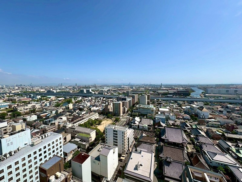 さきタワー・サンクタス尼崎駅前 外に目を向ければ、空の広がりや街の風景を楽しめる開けた眺望。季節や時間によって表情を変える景色が、日常に彩りを添えてくれます。