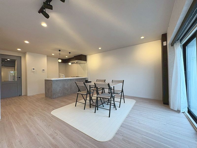 【CASA】南茨木駅前ハイタウンG棟 開放感のある広々とした空間。ダイニングテーブルを設置してもゆとりがあります♪