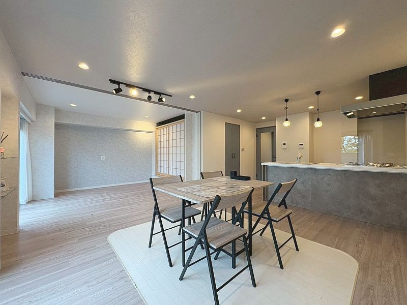 【CASA】南茨木駅前ハイタウンG棟 リビング横の洋室の扉を開けることで一続きの空間に。ダイニングにいるご家族とコミュニケーションが取れます♪
