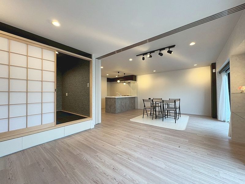 【CASA】南茨木駅前ハイタウンG棟 和室は小上がりになっており、ご家族みんなの憩いの場に。