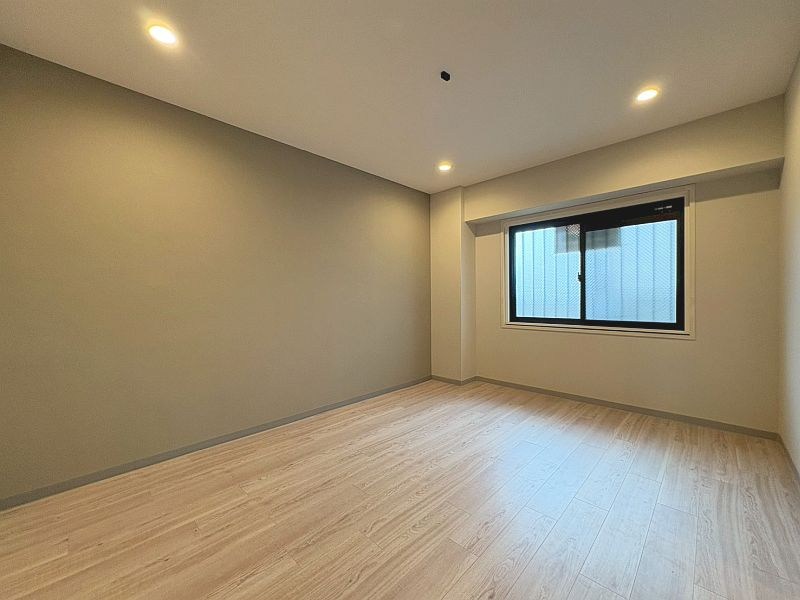 【CASA】南茨木駅前ハイタウンG棟 6帖の居室は大きめのベッドを置いてもゆとりのある空間です。クローゼットも完備しております。