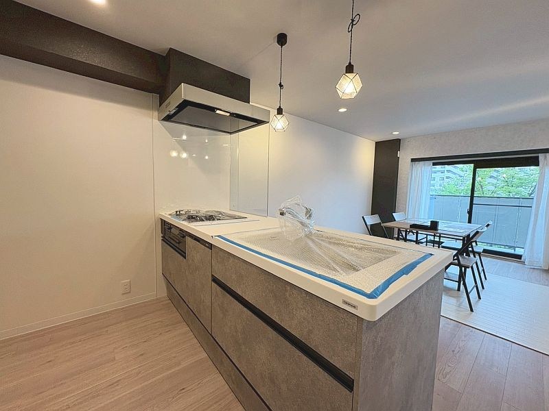 【CASA】南茨木駅前ハイタウンG棟 収納スペース、調理スペース豊富な広々キッチン！
