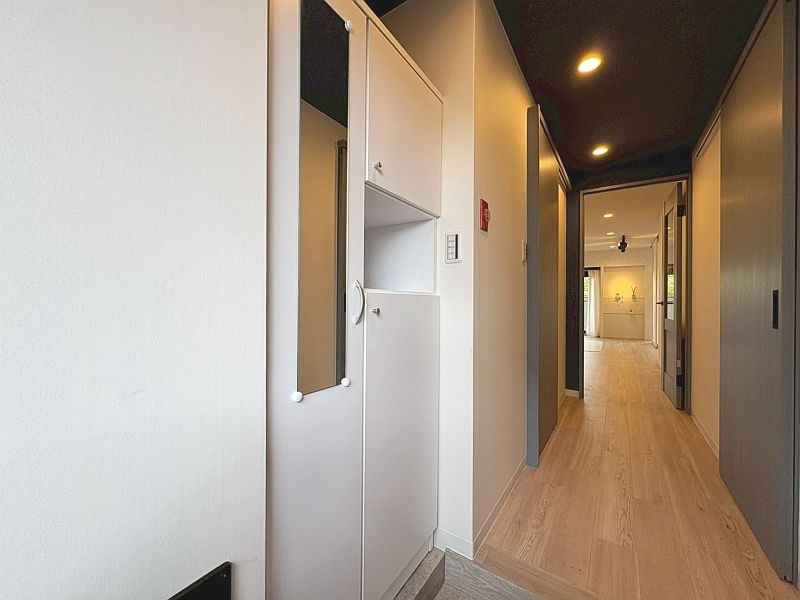 【CASA】南茨木駅前ハイタウンG棟 シューズボックス付きで散らかりがちなご家族の靴もスッキリ収納。鏡が付いているのも嬉しいポイント。