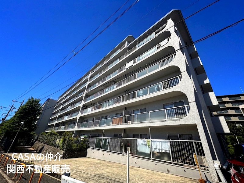 千里泉ヶ丘スカイハイツ 総戸数233戸の大規模マンション♪落ち着いた住環境に佇む存在感のある外観です。
